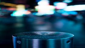 acciao - Foto di Luis Dalvan su https://www.pexels.com/it-it/foto/altoparlante-portatile-rotondo-in-argento-con-fotografia-bokeh-1770816/
