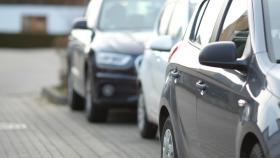 https://it.freepik.com/foto-gratuito/colpo-del-primo-piano-di-un-auto-nera-nel-parcheggio-con-uno-sfondo-sfocato_10944988.htm