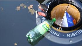 raccogliere plastica in mare