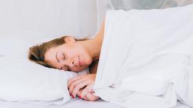 ragazza-bionda-che-dorme-sul-letto - Immagine di freepik