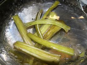 Cardi tagliati e puliti in acqua e limone - Ricetta cardi gratinati con pizzaiola