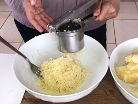 Preparazione pasticcio di patate