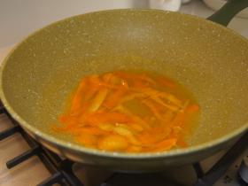 Listarelle arance in preparazione glassa