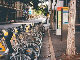 https://unsplash.com/it/foto/parcheggio-assortito-per-biciclette-per-pendolari-vicino-allauto-gialla-durante-il-giorno-KEhNcoCldbk