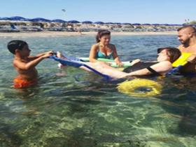 Sclerosi multipla: al via 'il mare di tutti', la spiaggia attrezzata per la fisioterapia in mare
