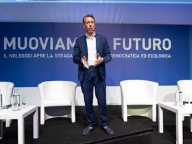 La mobilità degli italiani: l'auto resta centrale, frena l'elettrico, cresce il noleggio