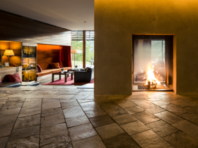 vigilius mountain resort - il camino con il fuoco che scoppietta nella lounge ©Florian Andergassen