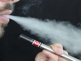 vaping e-cigarette  [foto di Lindsay Fox da Pixabay - Pixabay License - libera per usi commerciali. Attribuizione non richiesta]